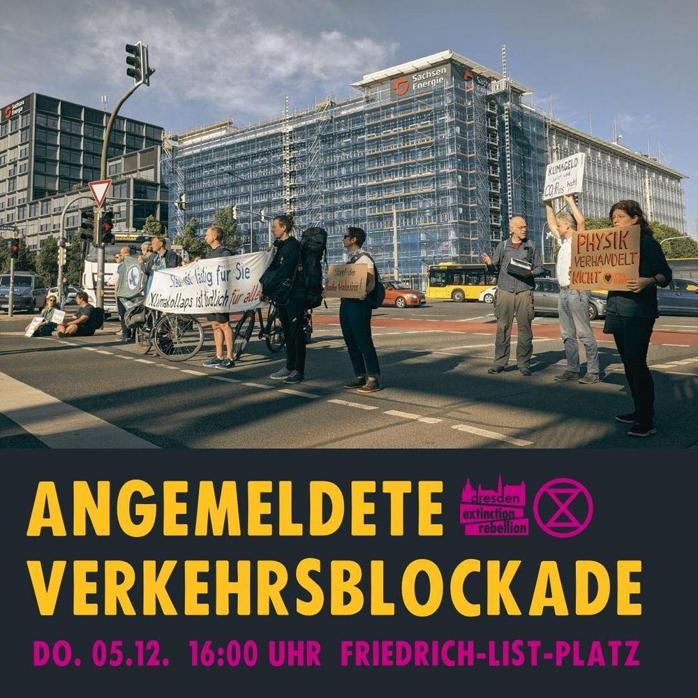 Menschen blockieren vor dem Hauptgebäude der SachsenEnergie die Straße, damit Dresdens größter CO2-Emittent sich um schnellere Dekarbonisierung kümmert.