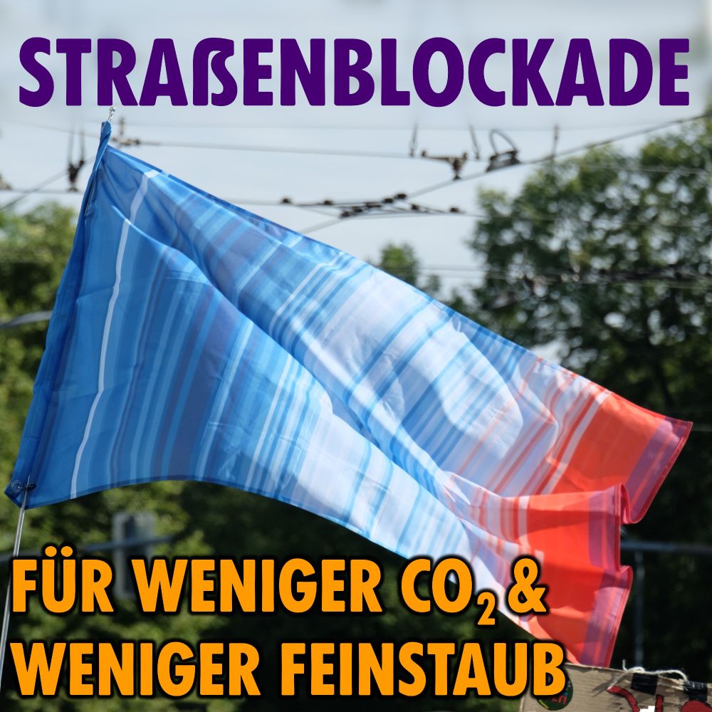 Eine Fahne mit den Warming Stripes. Jeder Streifen ist ein Jahr.