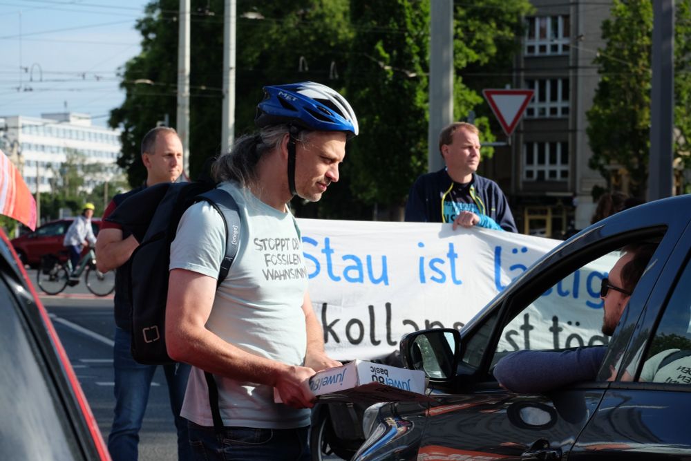 Christian Bläul spricht mit einem Autofahrer.