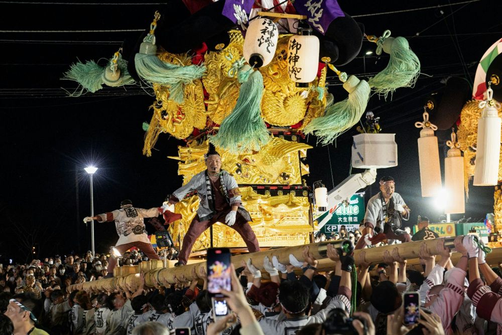 轡田憲行さんの投稿｜夜太鼓(新居浜太鼓祭り)祭礼の時、神輿に供奉する山車の一種で神輿渡御の際、その列に参加して厳かに供奉し、豊年の秋を感謝して氏神に奉納していたものです。 瀬戸内海沿岸の海運輸送拠点に多く見られます。 そ｜【秋】【フォトコンテスト】【祭り・フェスティバル】【愛媛県】【新居浜市】【伝統】【歴史】【伝統文化】【神輿・山車】【新居浜太鼓祭り】｜日本の魅力発信インバウンドSNS「クールジャ...