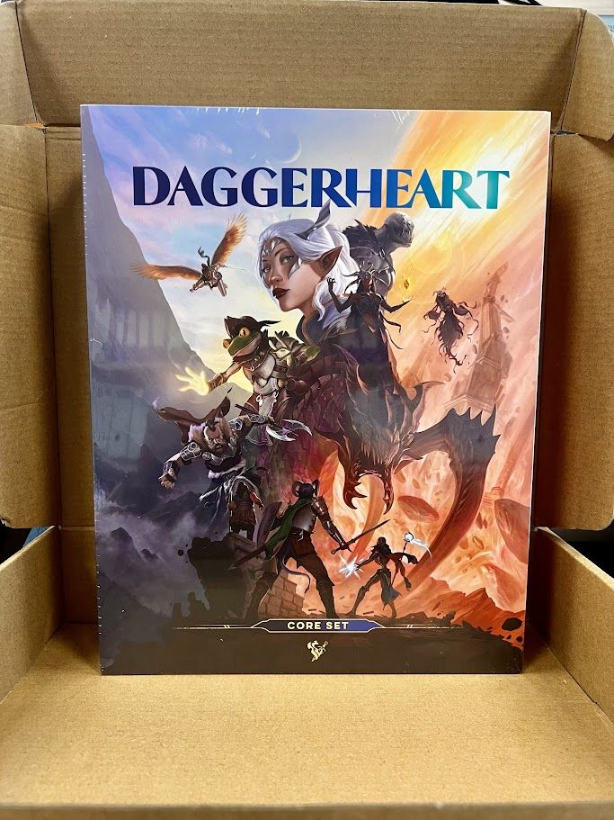 El core set de Daggerheart, aún retractilado, apoyado en el caja de cartón en la que me lo han enviado.