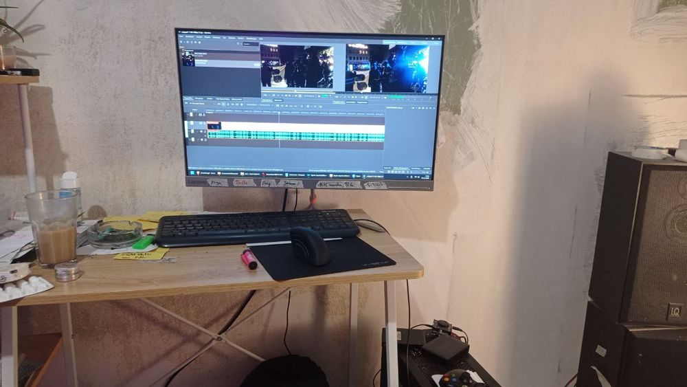 Bild des Schreibtischs mit einem Schnittprogramm offen.
Die Tastatur ist knapp ein viertel so groß wie der Tisch.