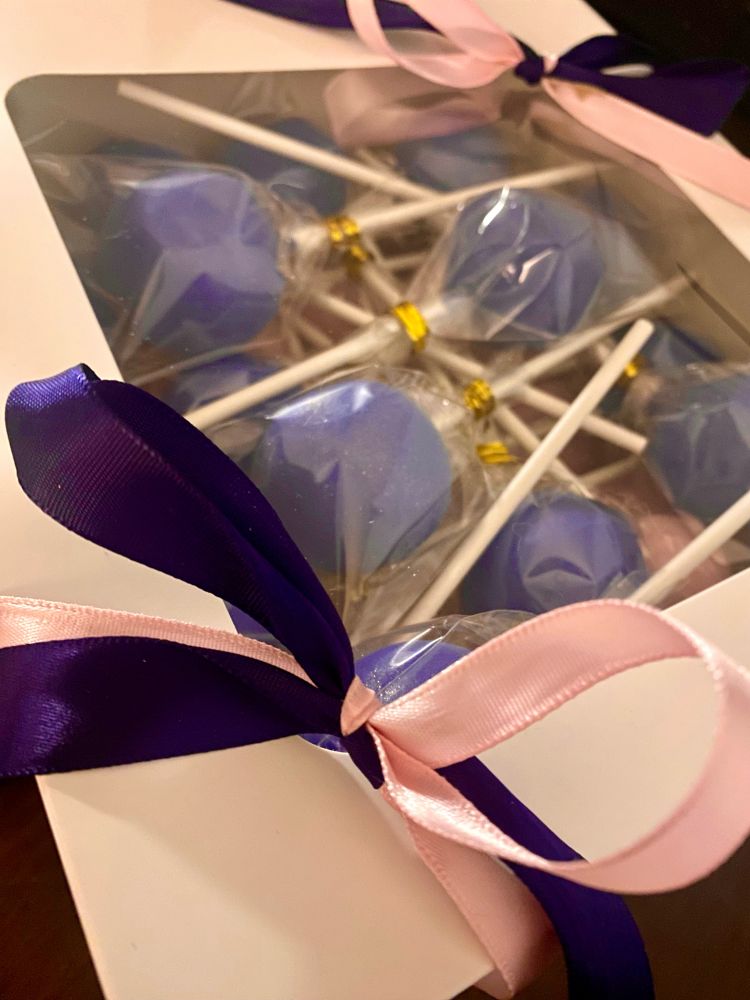 Navy blue & baby pink cake pops!