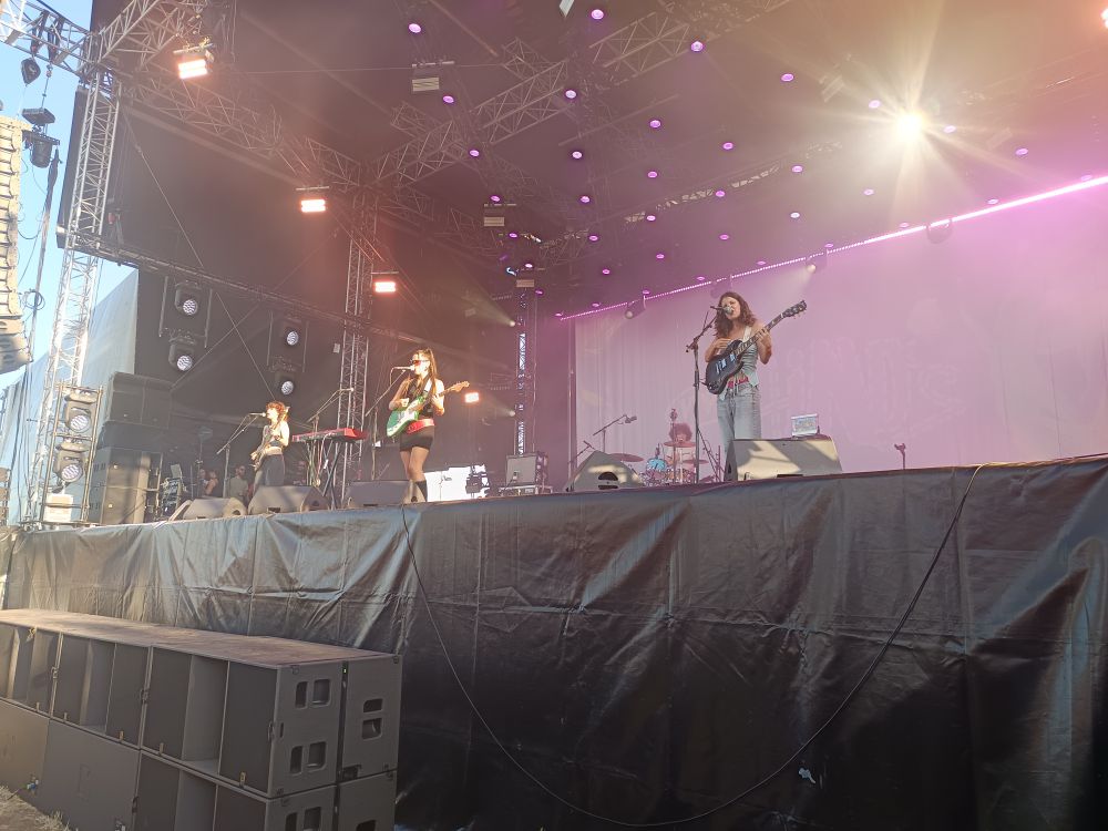 Le groupe de musique Hinds sur la scène du festival Lévitation 