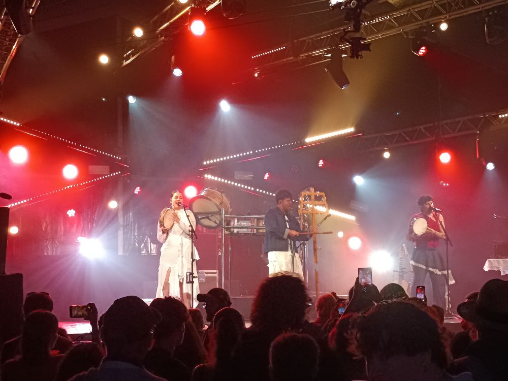 Groupe galicien de musique traditionnelle Alana sur la scène du Klin au festival interceltique de Lorient.
Sur scène un trio avec une chanteuse avec un tambourin en robe blanche, un multi-instrumentiste tenu traditionnelle blanche et veste bleue et un chanteur avec un tambourin en tenue traditionnelle rouge et bleue.