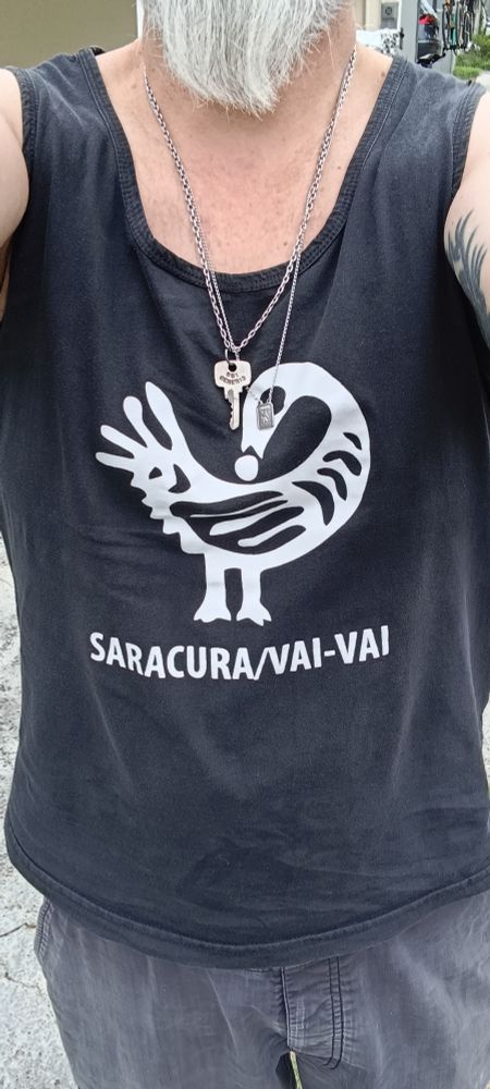 selfie mostrando a regata preta com o símbolo do movimento saracura vai-vai