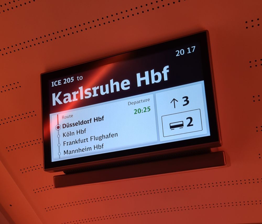 Anzeige im ICE 205 in Düsseldorf.
Bahn ist überpünktlich