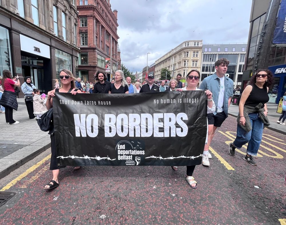 No Borders banner.