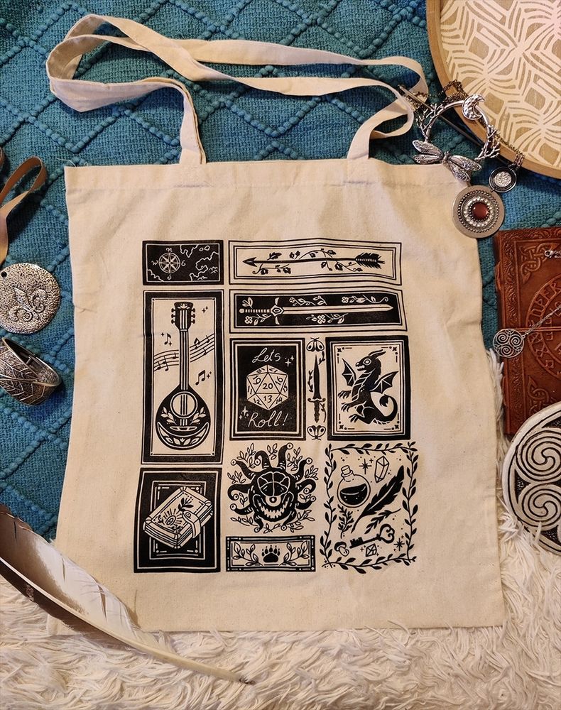 Beige totebag inspired in dungeons and dragons with the drawings in black.