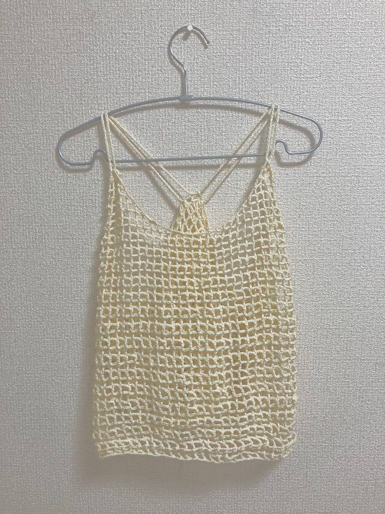 かぎ針で方眼編みしたキャミソールの正面の写真。毛糸はきなりっぽい色。