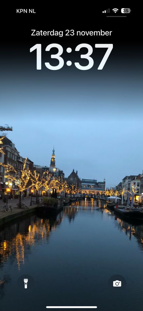 Gezicht op gracht in Leiden met verlichting 