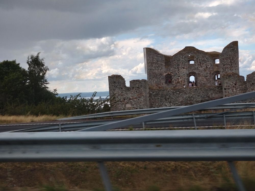Ruinen Brahehus sett från ett bilfönster