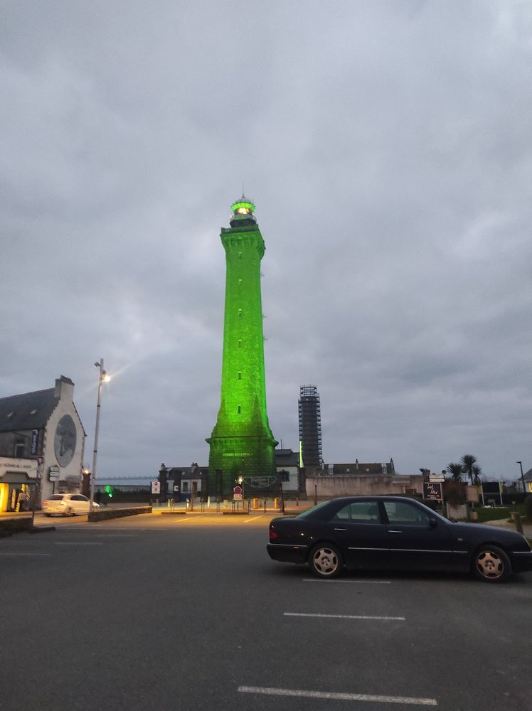Phare d'Eckmühl avec un éclairage vert