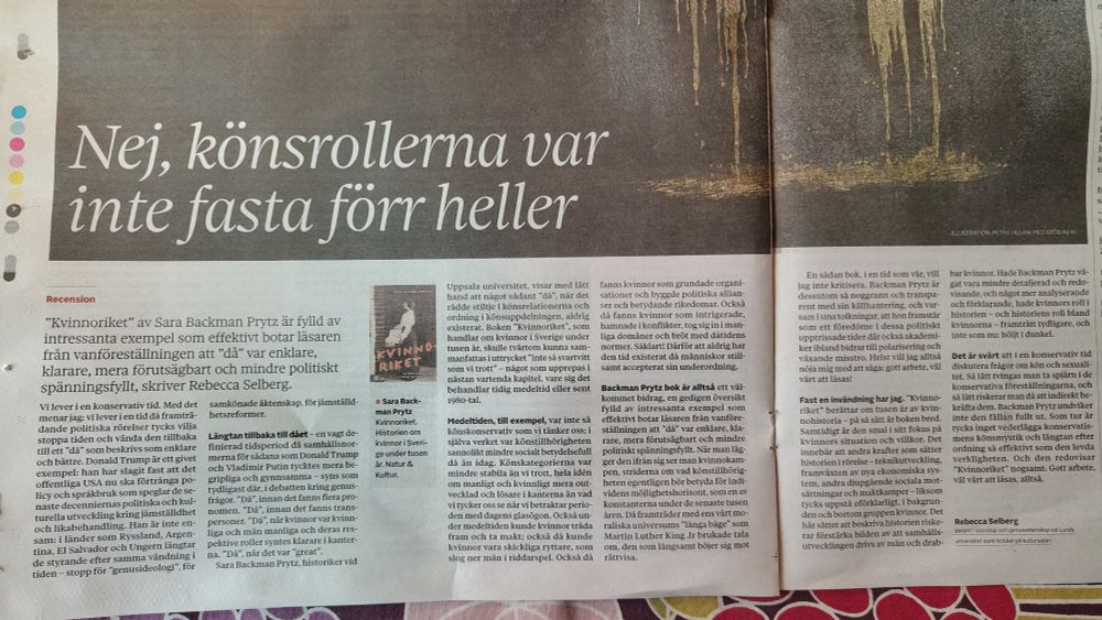Foto av artikel i Sydsvenskan med rubriken "Nej, könsrollerna var inte fasta förr heller", recension av boken Kvinnoriket av Sara Backman Prytz. 
