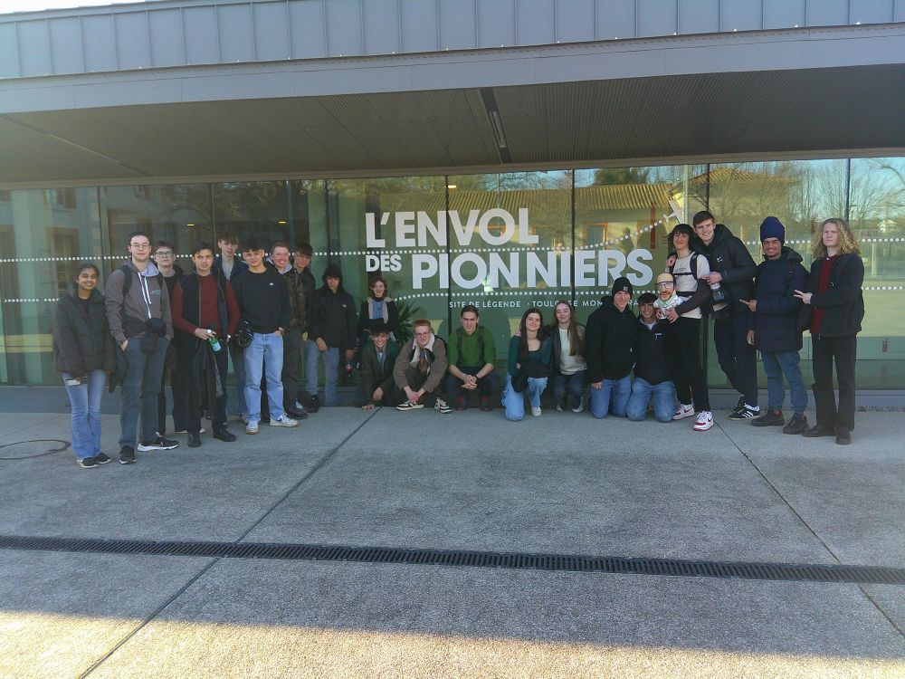 Students outside L’Envol des Pionniers