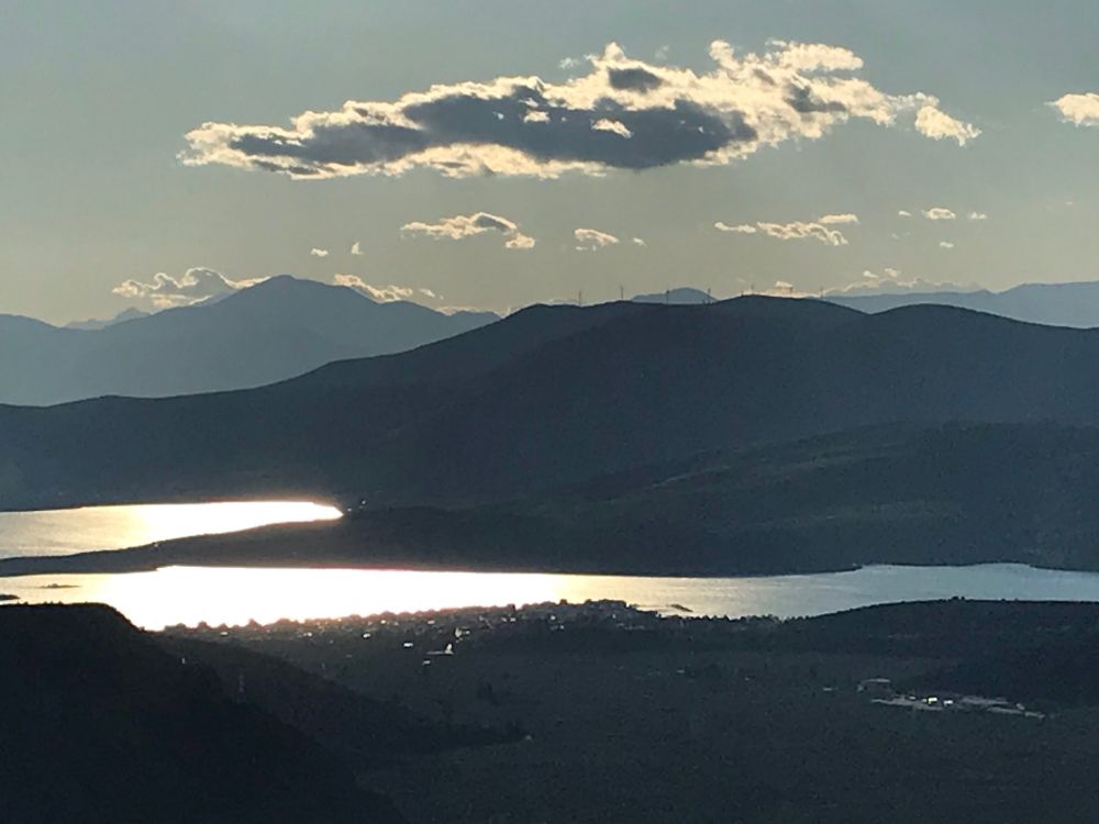 La baie de Delphes au coucher du soleil.