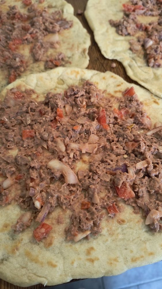 The topping is spread on the flat bread,then fried face down.
#veganfood