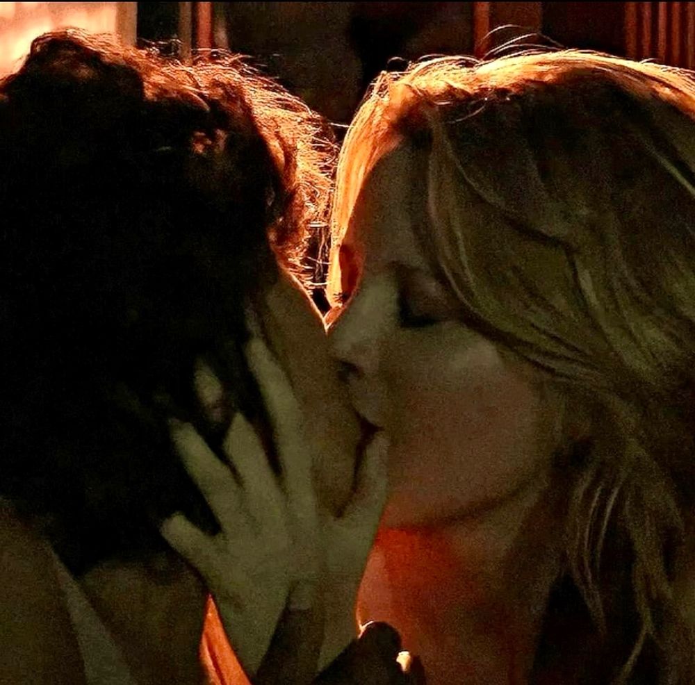 Bette and Tina kissing 