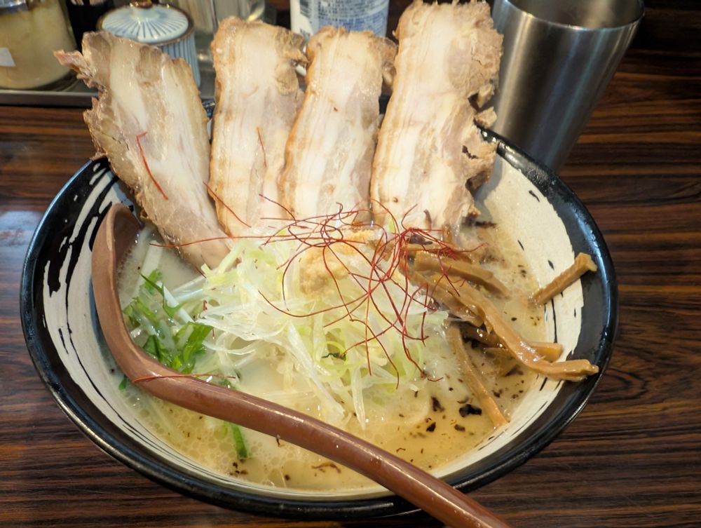 麺場 「風雷房」さんの濃厚塩ラーメン大盛 + チャーシュートッピング