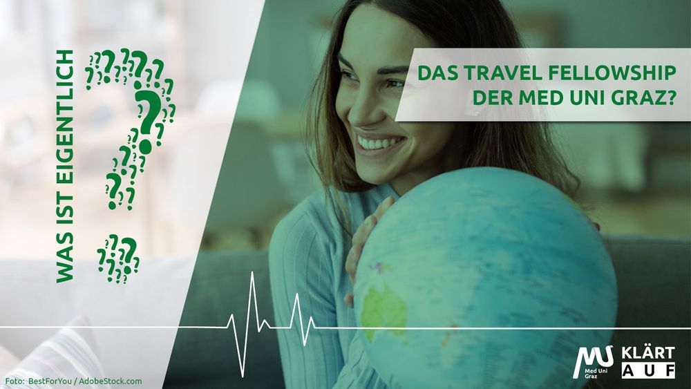 eine Frau, die einen Globus hält