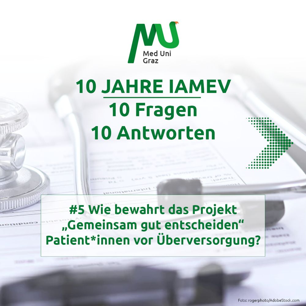 Ein Stethoskop und ein Stift auf einem Papier