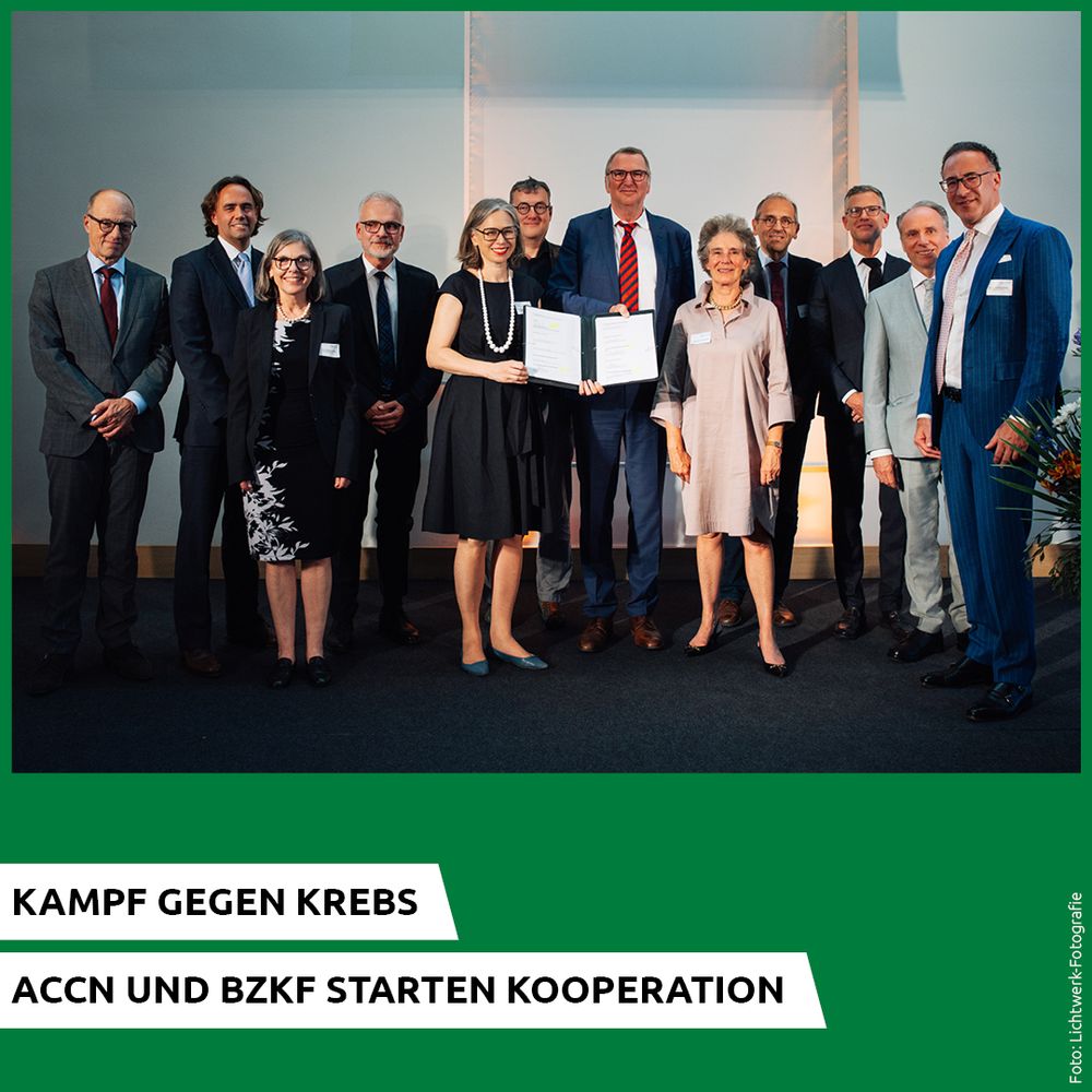 eine Gruppe von Menschen posiert für ein Foto