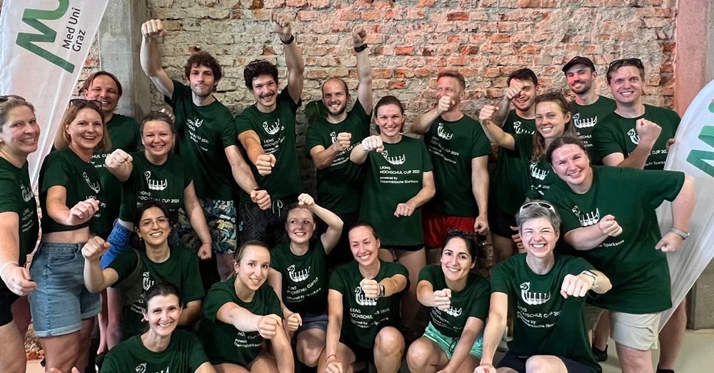 eine Gruppe von Menschen posiert für ein Foto