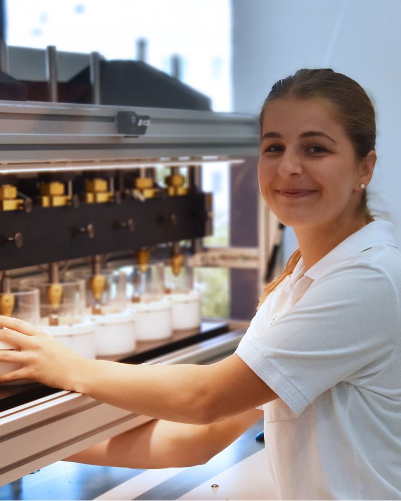 eine Frau lächelt in die Kamera