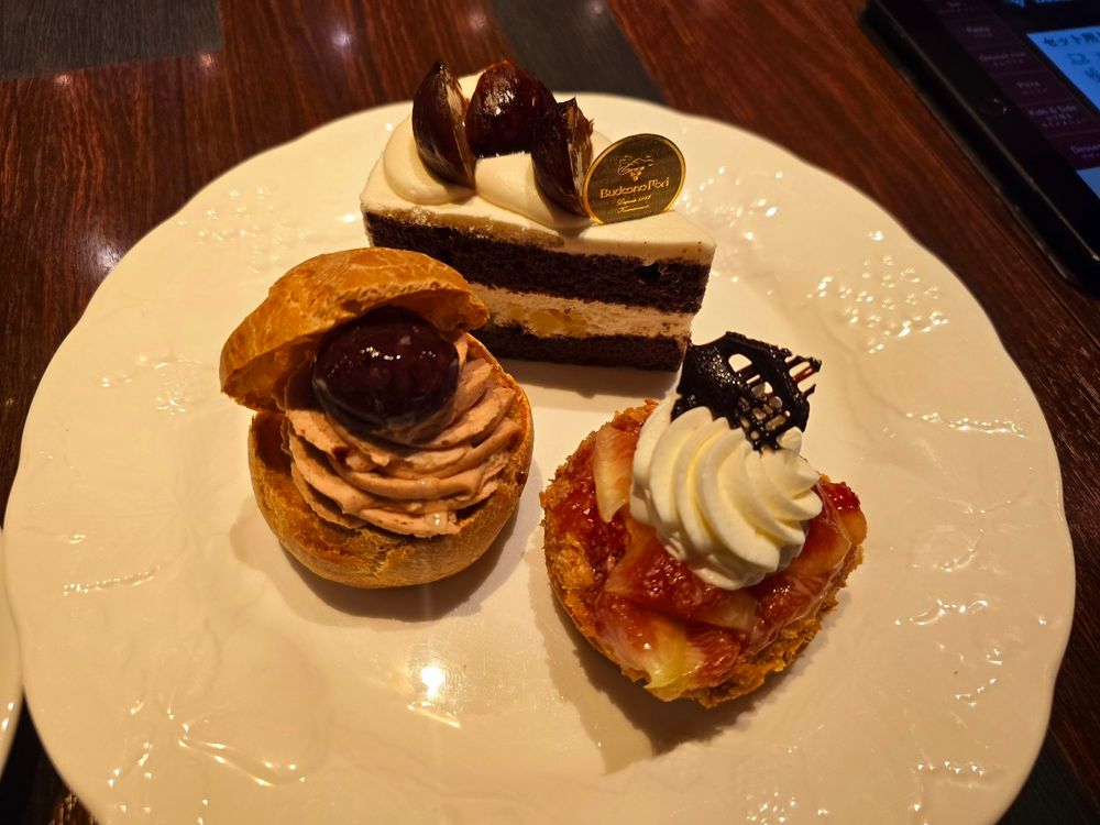 ぶどうの木のマロンシュークリームとイチジクのタルト、マロンショコラショートケーキ。一人で全部食べました
