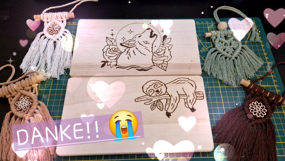 Frühstücksbrettchen mit Brandmalerei (Wolf und Faultier) und verschiedenartige Makramees gab es als Dankeschön für eine Spende an das Land der Tiere. Ich muss noch einige Brettchen gestalten, aber das war es wert. 😭💜