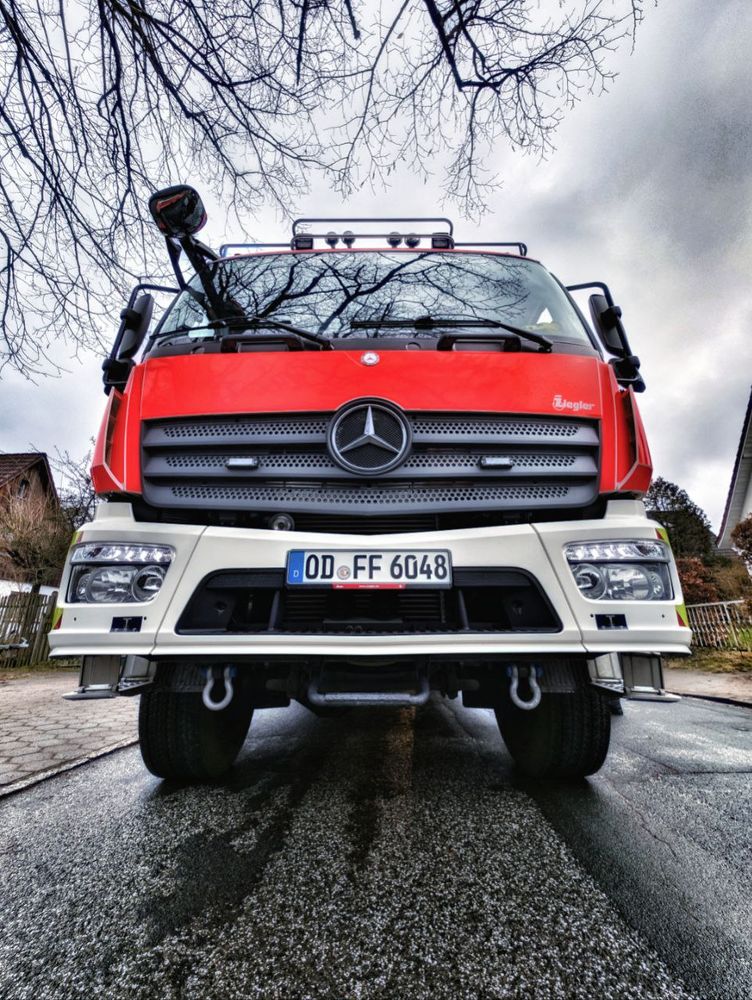 Froschperpektive desHilfeleistungslöschgruppenfahrzeug 20 der Feuerwehr Ahrensburg