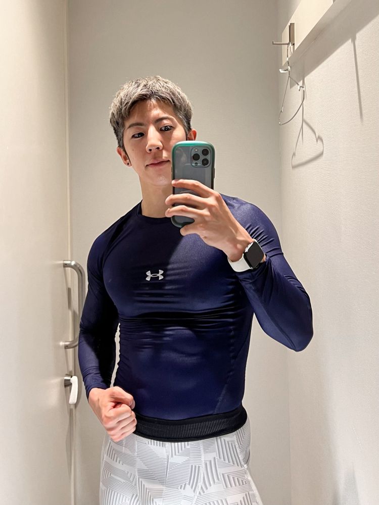 アンダーアーマーの長袖アイソチルシャツを着ている自撮り。胸下側の輪郭が目立っている