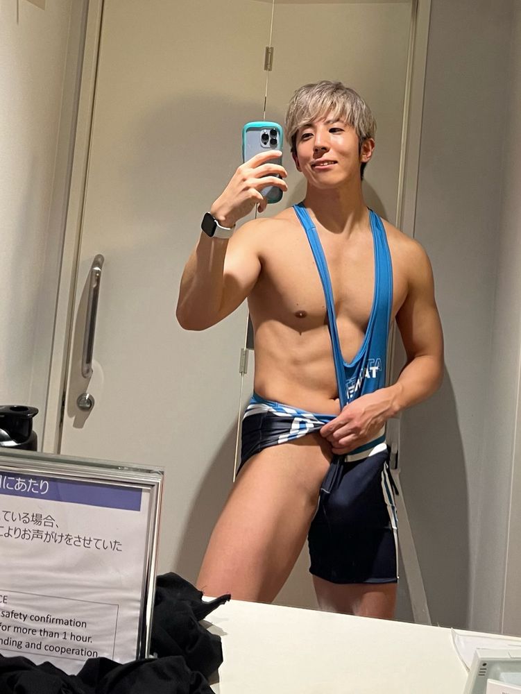 シャワー室の鏡で自撮りしています、シングレットの脇腹と裾をめくっていて全裸よりえっち。