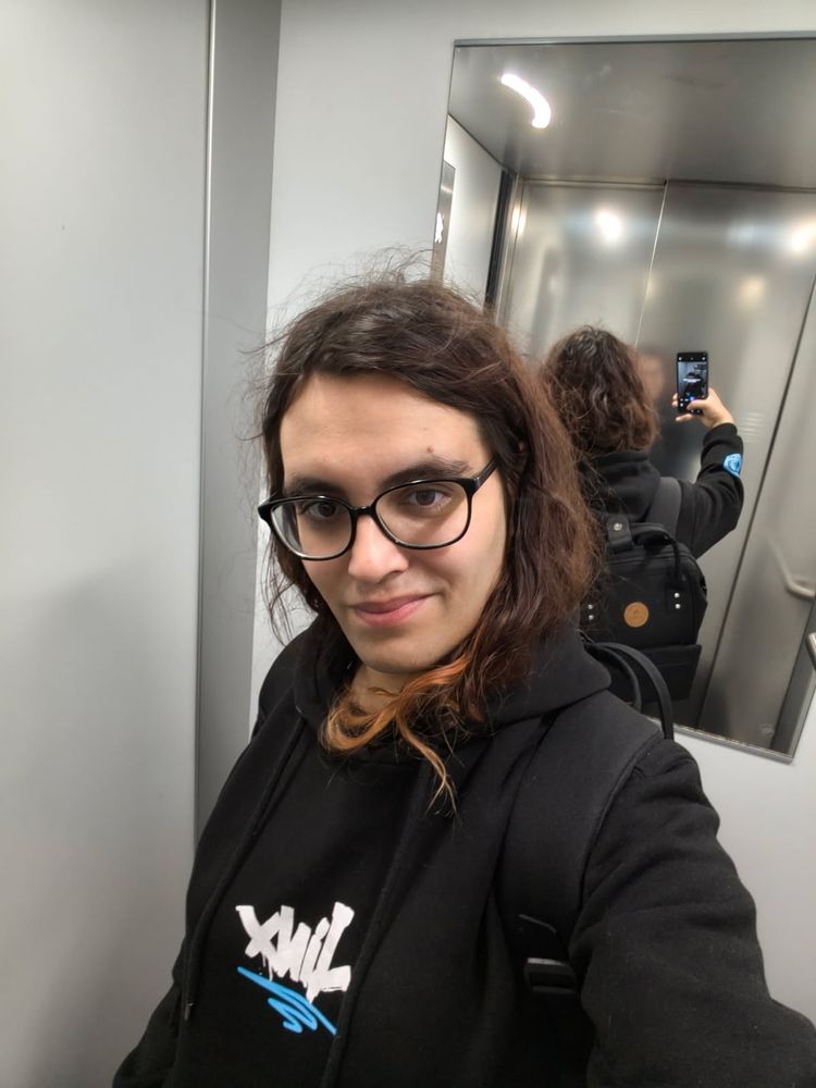 Ma cherie avec un pull jinx et un sac cabaia 
Elle a des beaux cheveux ondulés brun et plus clair sur les pointes