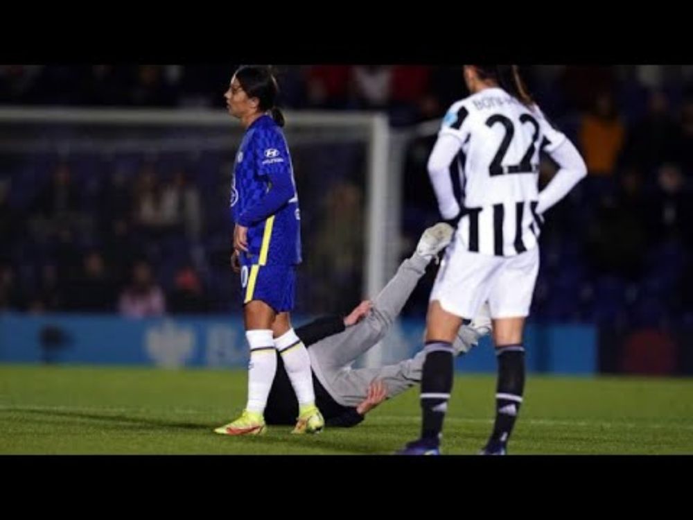 Sam Kerr Drops Pitch Invader | Chelsea  v Juventus UCL match