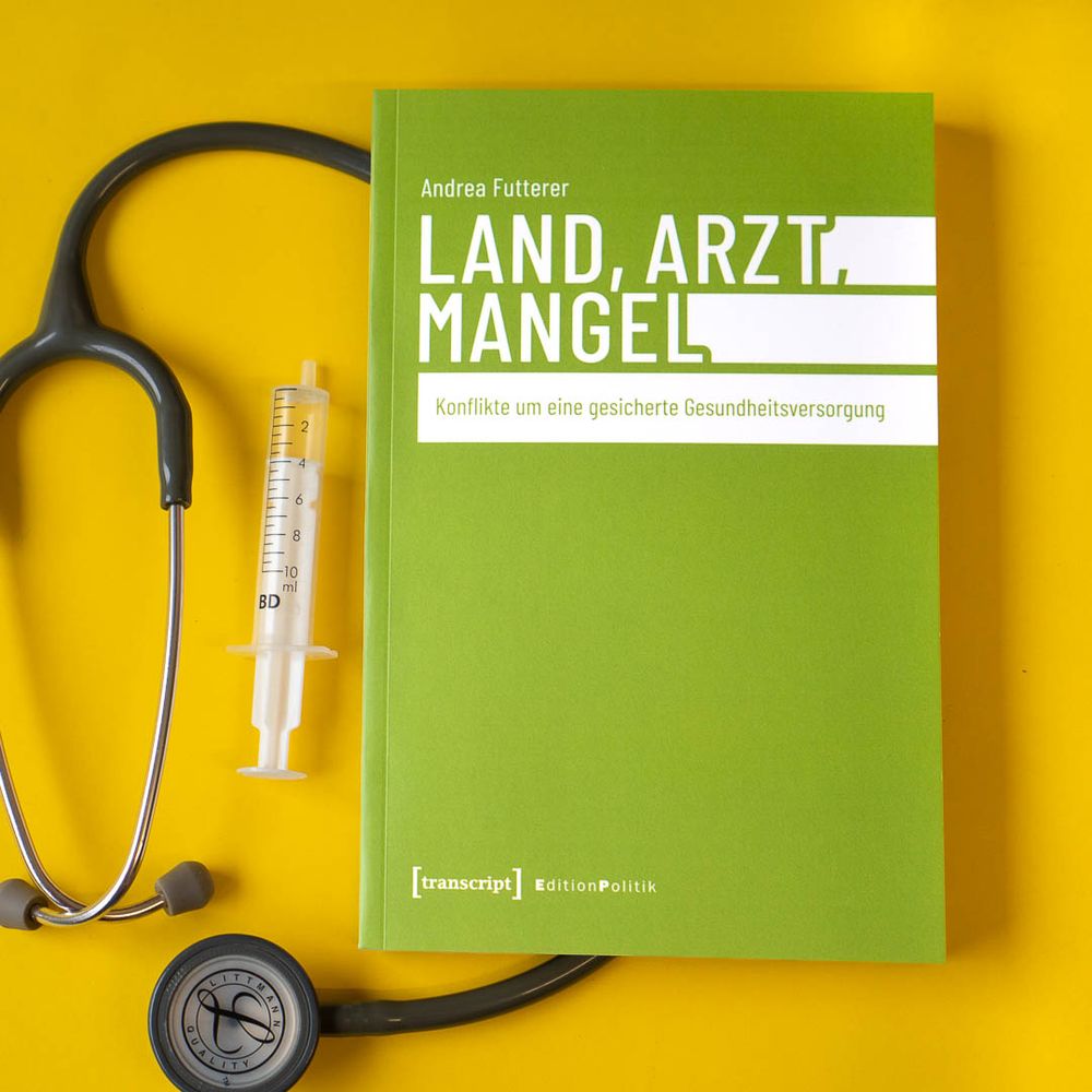 Das Buch-Cover von »Land, Arzt, Mangel« auf gelbem Hintergrund.

