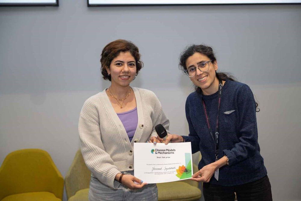 Farzaneh Seyedshahi receving a Short Talk prize. 