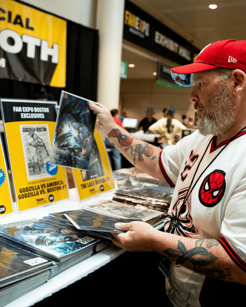 Image of fan looking at comic books at the FAN EXPO Merch booth