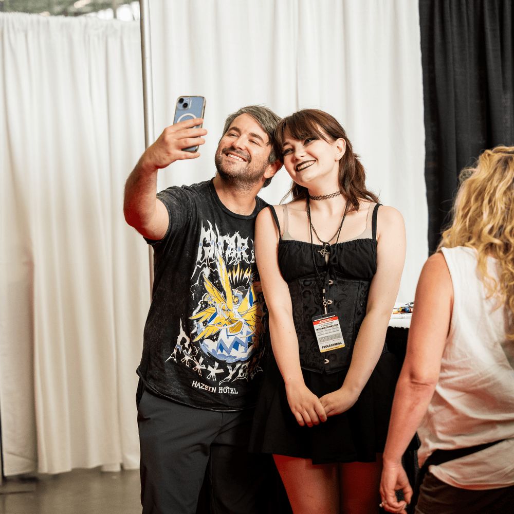 Image of fan taking selfie with Alex Brightman