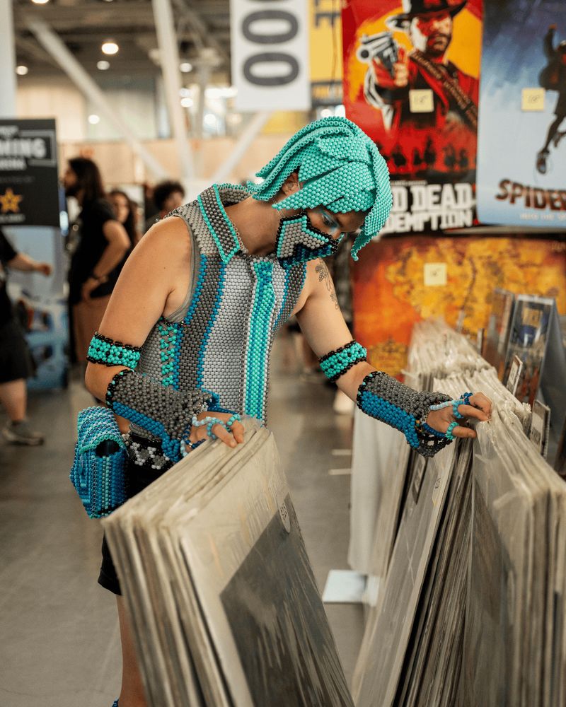 Image of fans shopping at FAN EXPO Boston