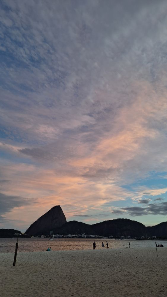 Pink and blue skies over Pão de Açúcar