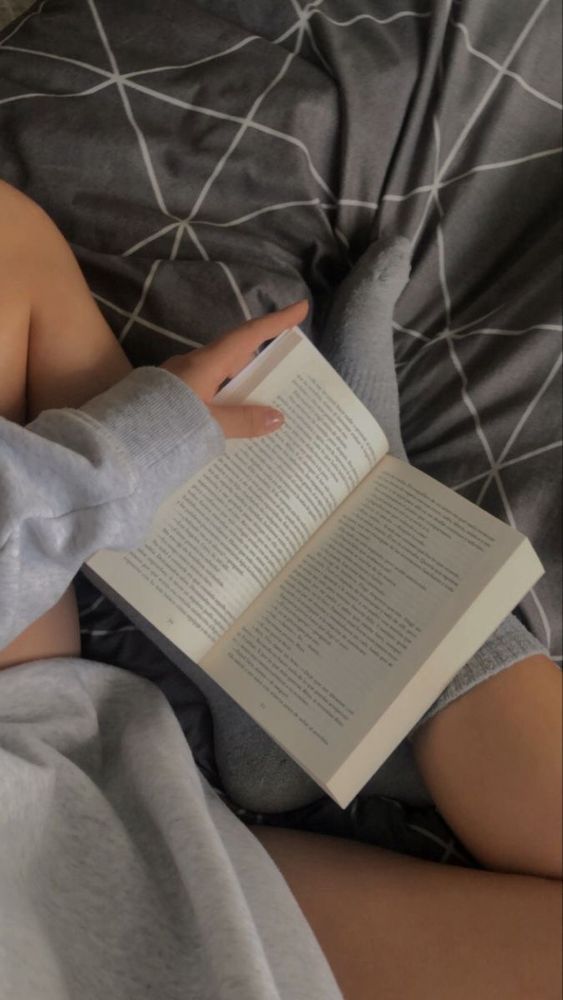 Yo leyendo en mi cama