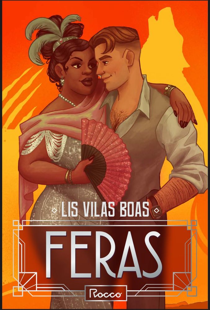 Capa do livro “Feras” de Lis Vilas Boas.
A capa tem fundo de tons laranjas em que se vê a silhueta de um lobo uivando e marcas de Garras. Em destaque no centro está a ilustração de um casal composto por uma mulher gorda e negra com vestido prateado e um homem branco com camisa e colete semi-aberto. A mulher passa o braço por cima dos ombros do homem e com a outra mão segura um leque. Ela tem cabelos pretos presos num coque alto com plumas, ele tem cabelos castanhos penteados para trás.
Na parte inferior na frente do casal está o nome da autora e o título do livro dentro de uma moldura de linhas retas em estilo art deco.