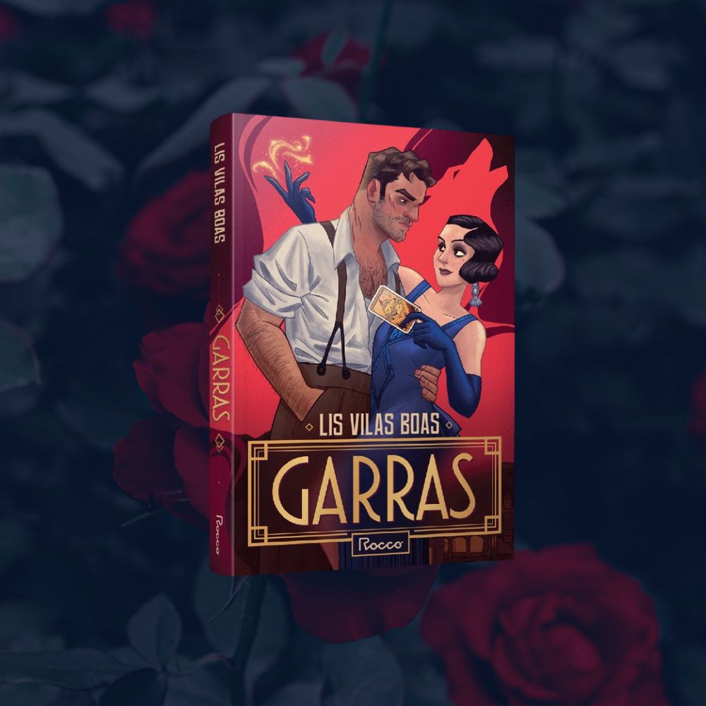 Imagem quadrada com um fundo preenchido pela fotografia de um portão coberto por ramos de roseira vermelha, a fotografia tem um filtro azulado. No centro da imagem, entre aspas, está a capa do livro "Garras", escrito por Lis Vilas Boas e publicado pela editora Rocco. A ilustração da capa mostra um homem de pele marrom clara, vestido como um trabalhador (camisa branca com as mangas dobradas, calça marrom presa por suspensórios, camisa meio aberta revelando um peito cabeludo) segurando pela cintura uma mulher com vestido dos anos 20 azul. Além do vestido ela usa luvas azuis até a metade do braço e o cabelo curtinho ondulado com um enfeite que pode ser um brinco. Uma das mãos dela passa por trás das costas do homem e sai um brilhinho de magia. Na outra mão ela Segura uma carta que pode ser de tarô Os dois estão com expressões meio desconfiadas o título está embaixo, cercado por uma moldura arte decó.