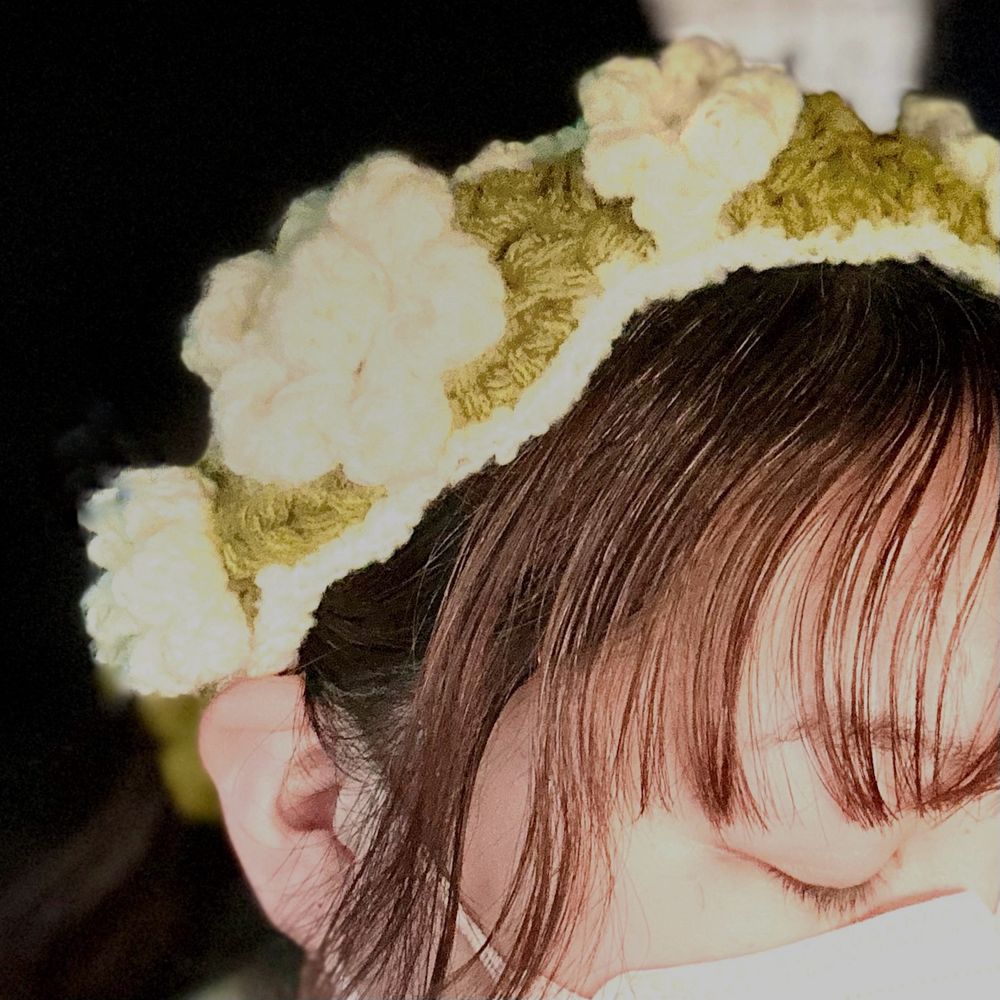 かぎ針編みの抹茶ラテカラーのヘアバンド
白は色んなサイズのお花