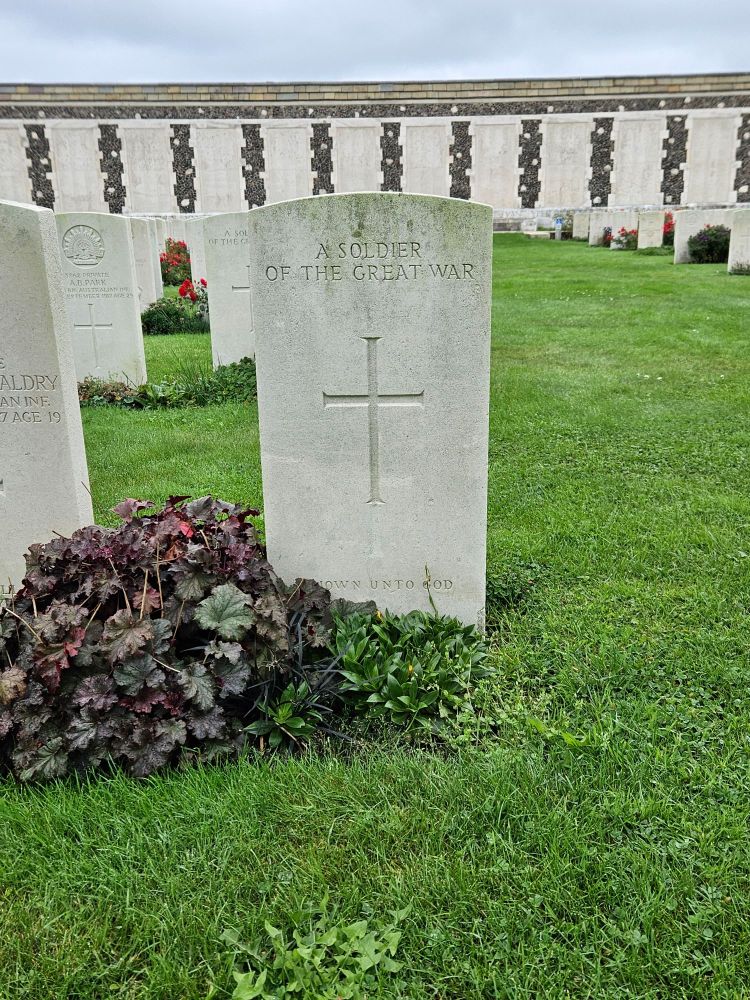 Image shows a single headstone that reads 'A soldier of the Great War'. It symbolises that the body was unknown before burial. 