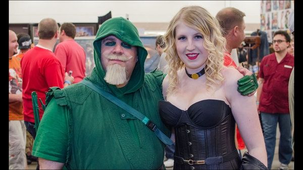 Cosplayers dressed as Green Arrow and Black Canary.