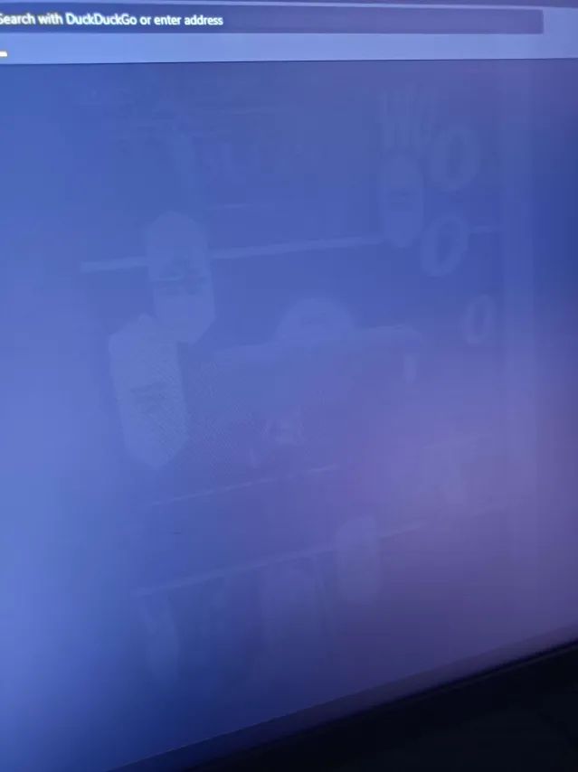 Foto tirada do monitor em uma tela de cor neutra, e é possível ver resquicios de uma página de mangá que ficou aberta na mesma posição por horas