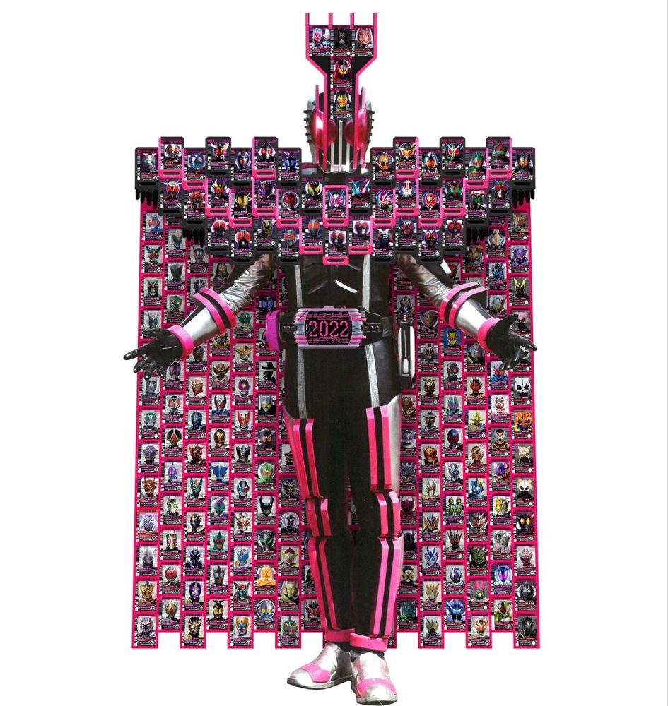 Edit do Kamen Rider Decade Forma 21, que já tinha muitas cartas coladas na capa, com um numero ABSURDO de cartas coladas na capa