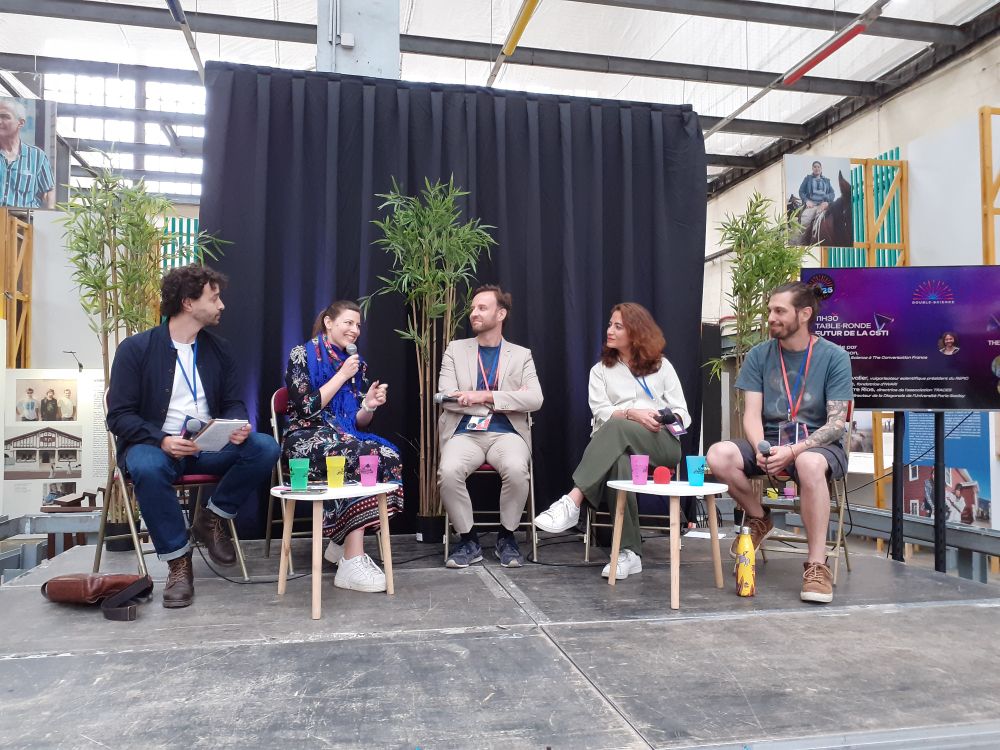 Photo des intervenants de la table-ronde : Benoît Tonson de The Conversation, Anne Vicente d'Iwari, Olivier Khan de la Diagonale Paris Saclay, Claudia Aguirre Rios de Traces et Hugo Le Chevalier du RéPIC